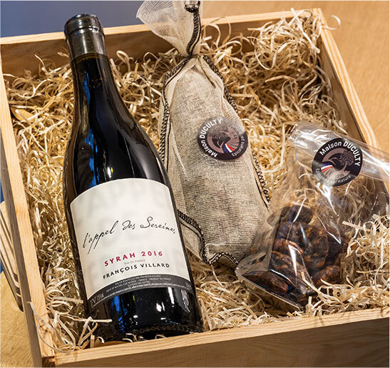 Notre boutique de charcuterie artisanale à Lyon vous accueille pour découvrir notre sélection de vins de la vallée du Rhône, choisis pour accompagner notre charcuterie de qualité. Nos conseillers seront ravis de vous aider à trouver le vin parfait pour sublimer nos produits. Emportez ou offrez ces vins dans notre boutique comptoir de Lyonnais, où vous pourrez partager notre passion pour la charcuterie artisanale