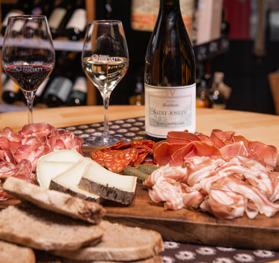 Notre planche de charcuterie, un voyage gustatif à travers les meilleures spécialités charcutières, vins et fromages de la région